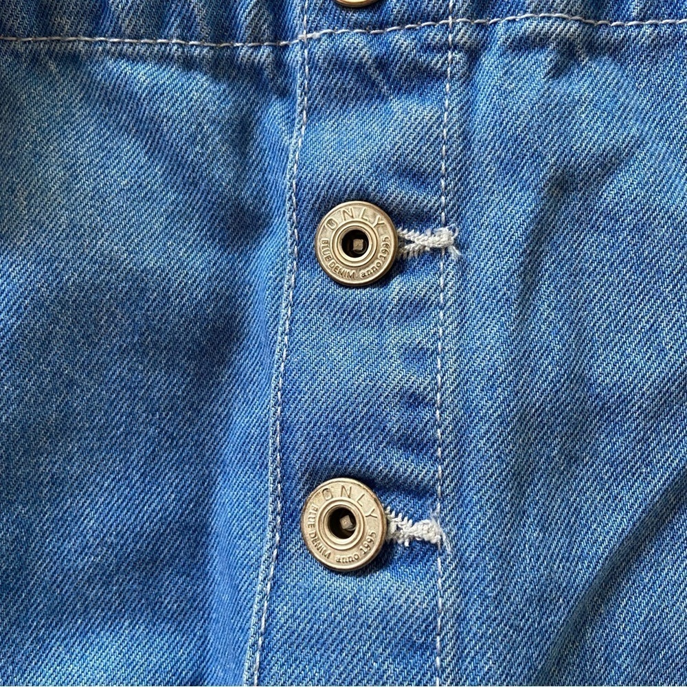 ONLY Distressed Denim Overall Shorts Women’s Size 6 or Medium - Picture 7 of 9